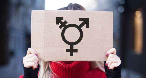 Das Symbol Transgender auf einem Pappteller